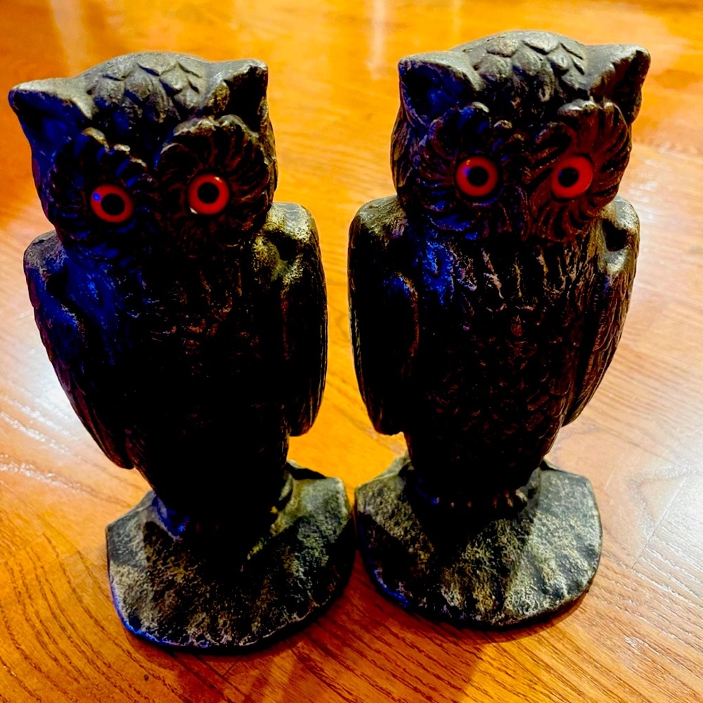 Pair heavy metal owl bookends